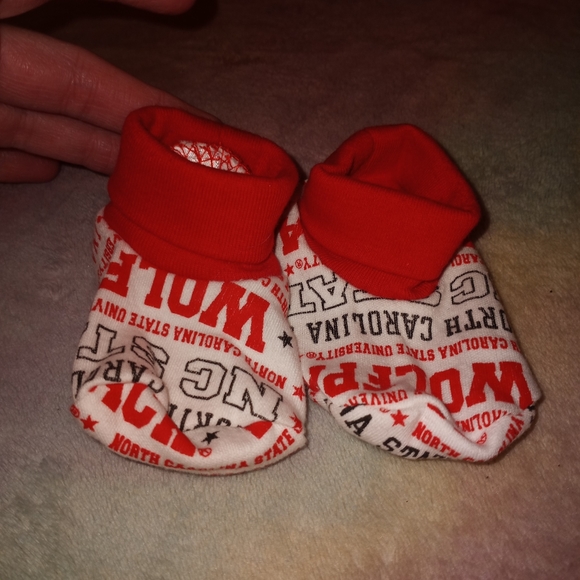 💕5 for 25 3/6 Months NC State Wolfpack Booties 2 Pairs Of Baby Socks & B - Picture 2 of 4